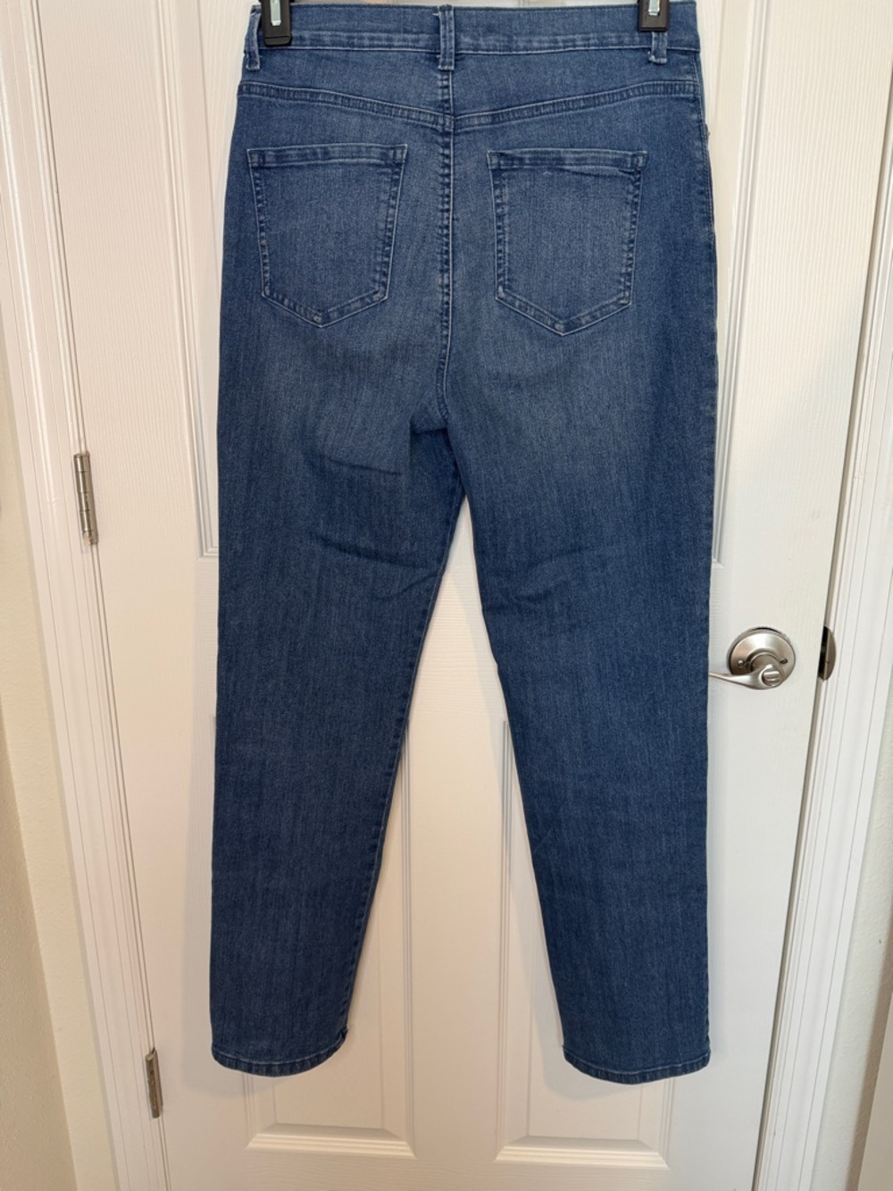 Gloria Vanderbilt Amanda style Straight Leg Jeans in Medium Blue Wash. 5 pocket - Picture 4 of 5